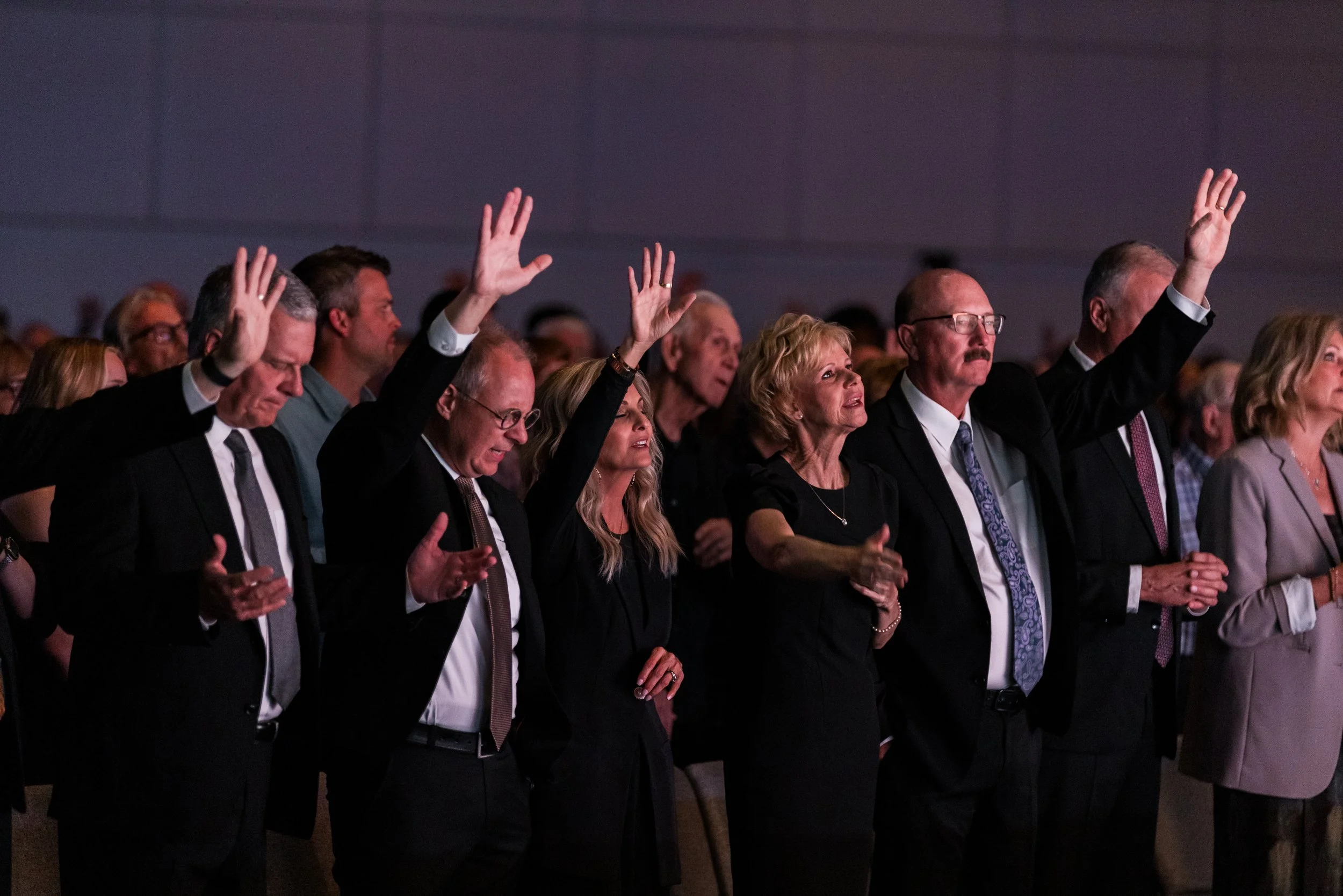 Ministers worshiping at the Arizona Ministry Network conference